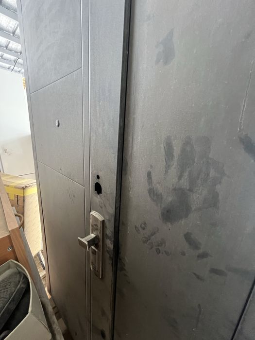 Металическая дверь