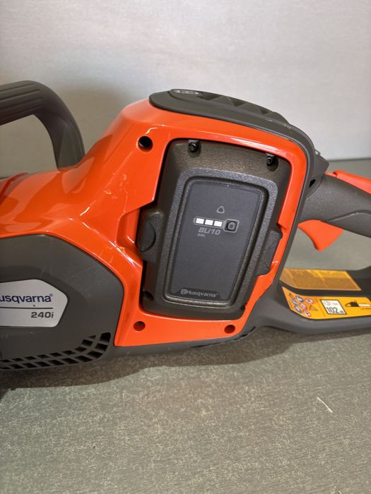 Husqvarna 240i drujba taiat lemn cu acumulator