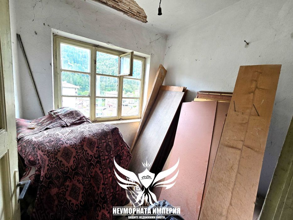 Двуетажна вила/къща 208РЗП с 900кв.м. двор село Баните обл.Смолян