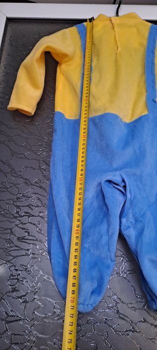 Vând costum minion