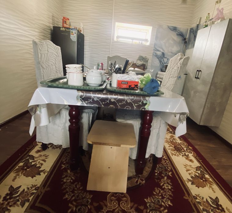 Стол стульяларымен сатылады.