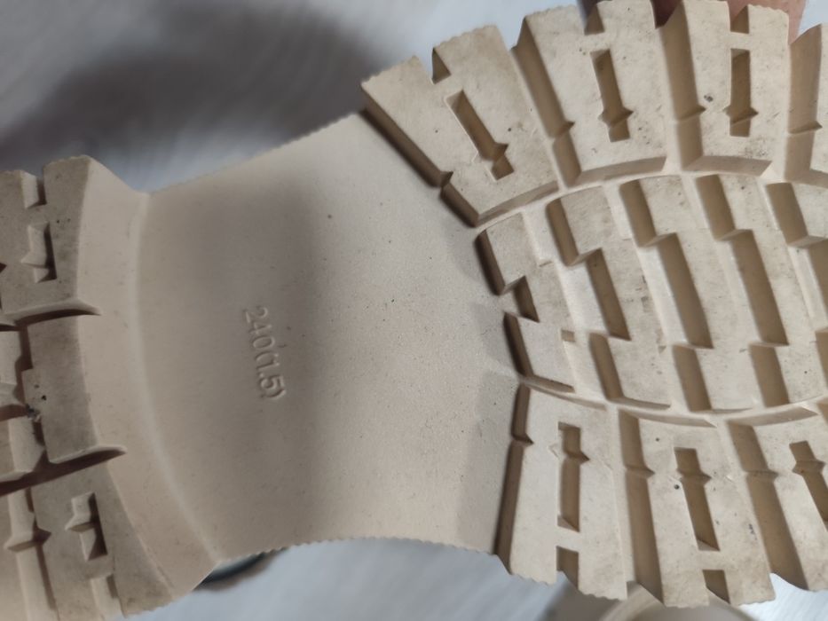 Продам женский ботинки