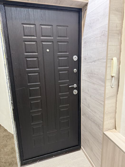 Продам железную б/у дверь