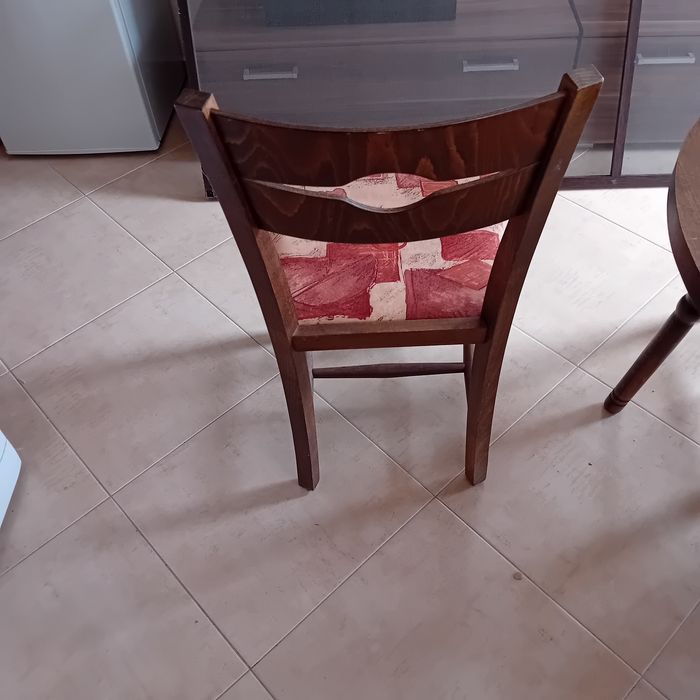 Продавам кухненска разтегателна маса и столове.