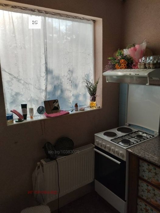 Просторен Жилищен Етаж От Къща С Двор И Гараж Топ Локация До