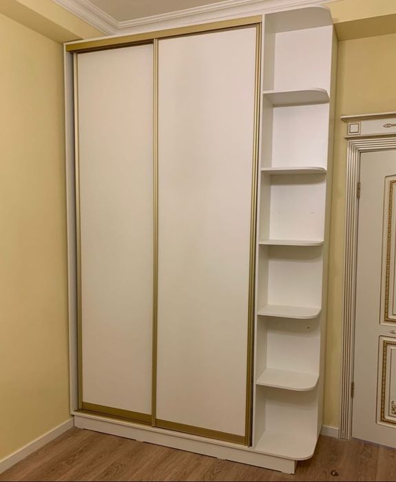 Срочно продам купейный шкаф в отличном состояние