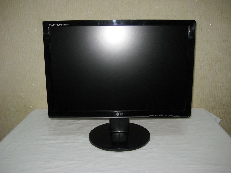 Монитор LG 19LSD идеальном рабочим почти новым состоянии 2шт!