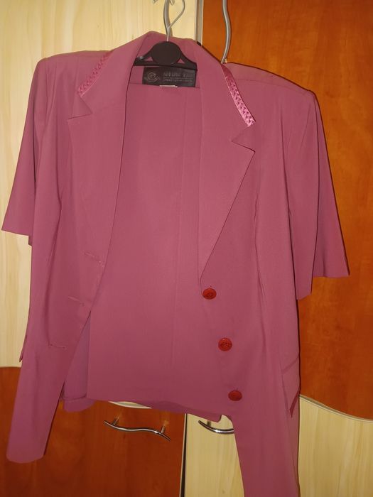 Vând costum dama