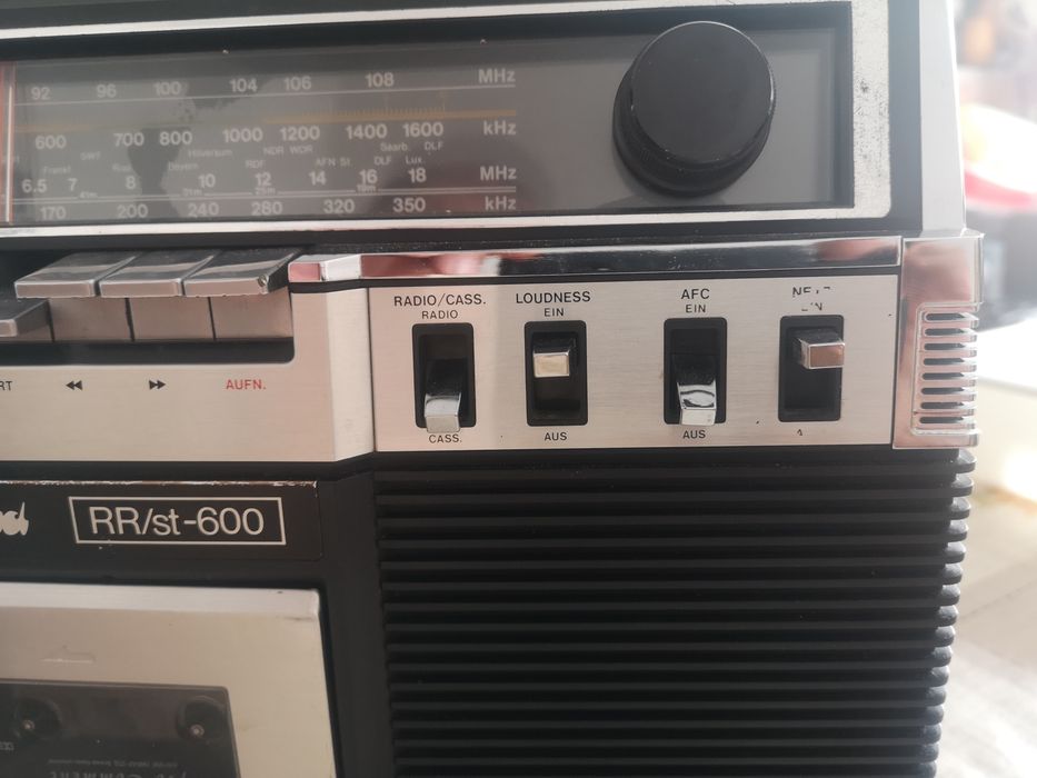 Продавам немски радиокасетофон