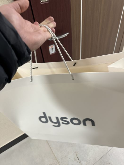 Фирменный пакет и расчески DYSON