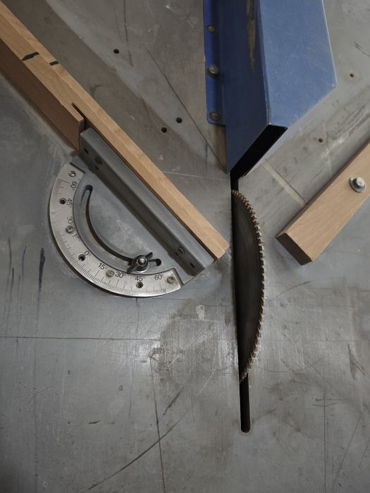 Циркулярный станок (углорез)