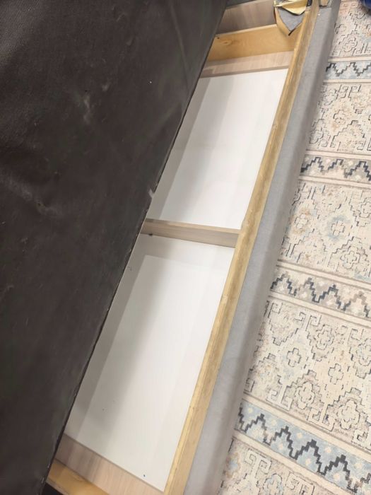 Продам диван в среднем состоянии