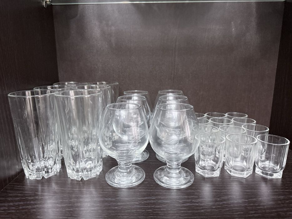Посуда: бокалы, стаканы и рюмки