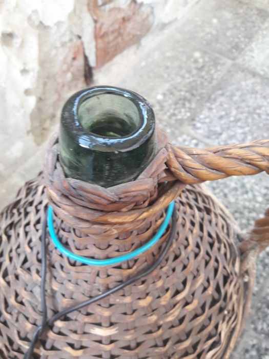 Пътнически куфар и дамаджана