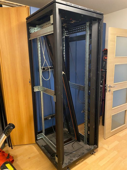 42U сървърен шкаф (Server Rack) с охлаждащи вентилатори – 19”