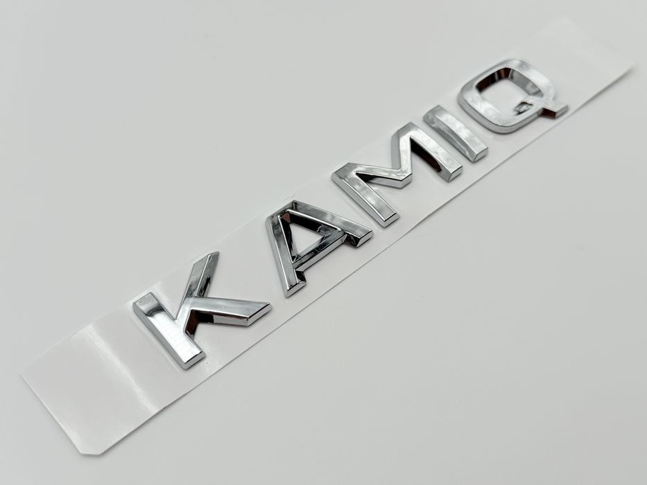 Emblema Skoda KAMIQ spate crom