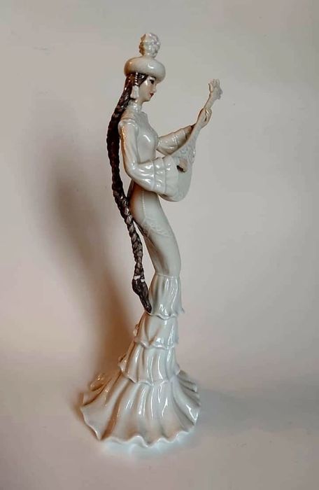 Статуэтка "Казашка с домброй ЭКСКЛЮЗИВ!