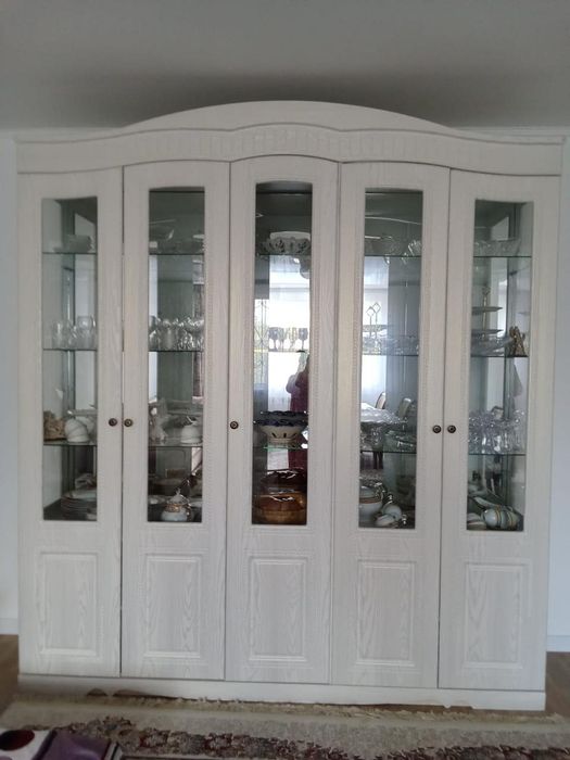 Продам сервант -шкаф новый