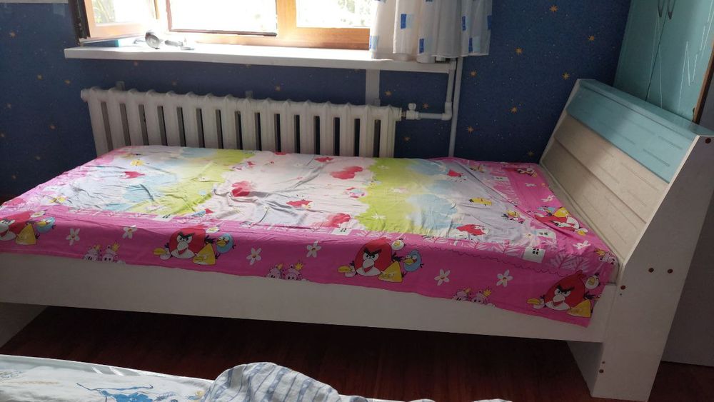 Детская кровать шкаф тумбочка  стол