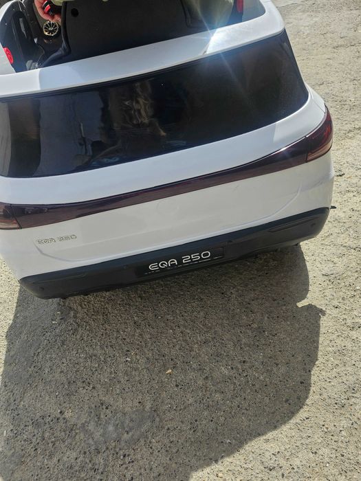 Vand mașinuța pentru copiii cu telecomand baterie de rezevera .are Bluetooth si stick