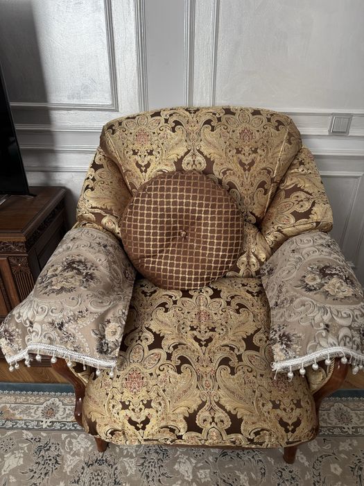 Продам классический диван с 2-мя креслами