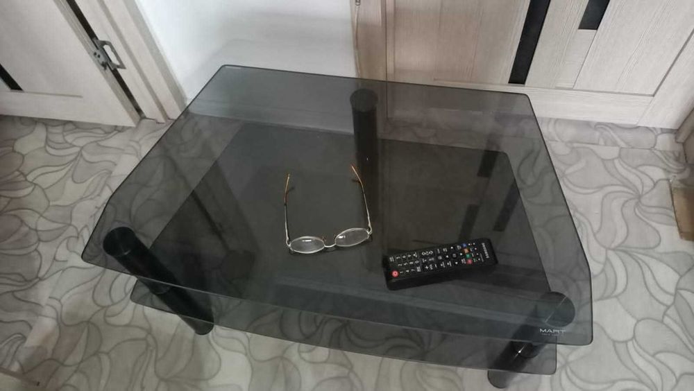 Продам столик стеклянный новый