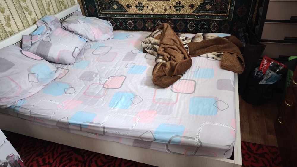Продам двух спальную кровать.