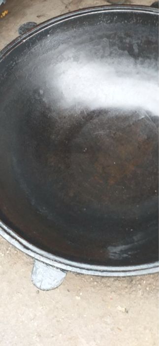 Казан Россия чугунный   6 ушек ширина 1метр 20 см