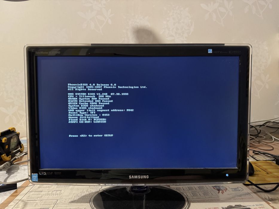 Laptop vintage cu CPU Intel Tillamook 266 MHz