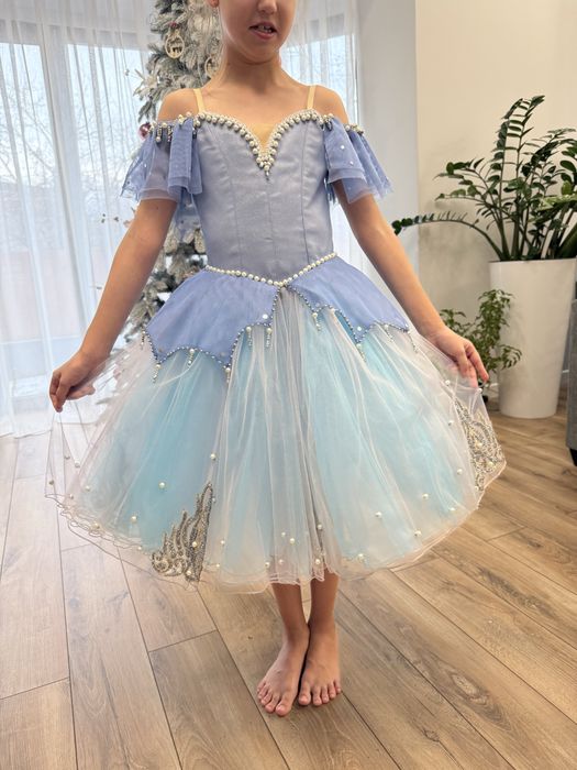 Продам платья, на возраст 6-8 лет