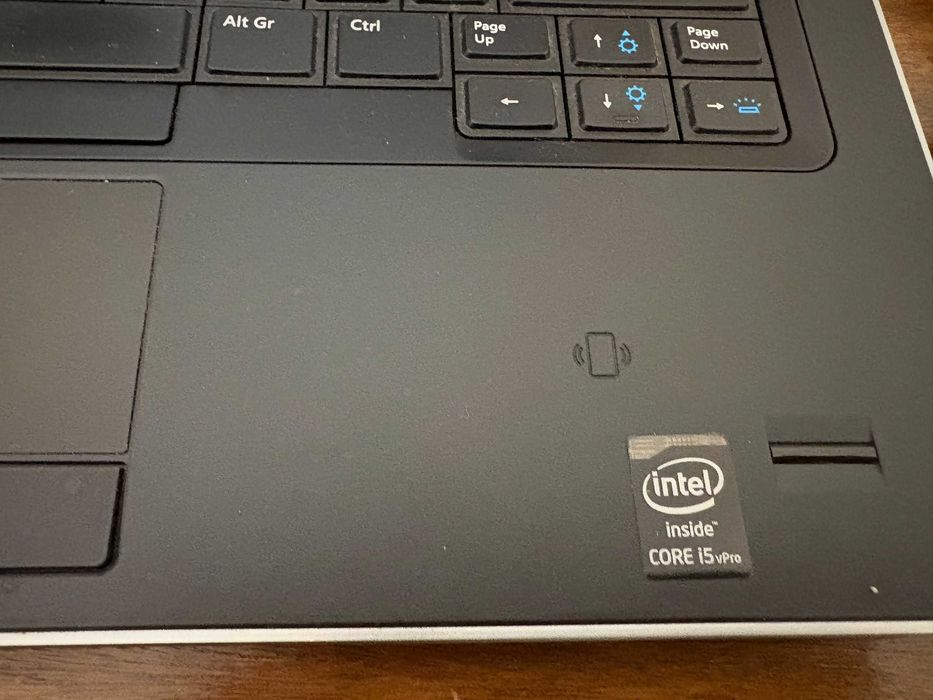 Лаптоп с зарядно "Dell"