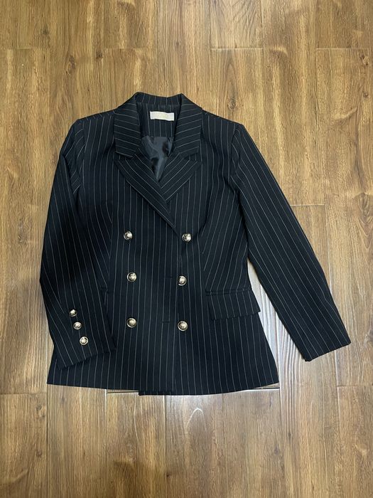 Женский костюмы продаю