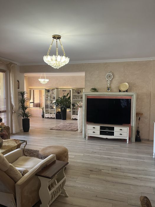 Продава се Четиристаен апартамент в Варна, Базар Левски - 220 кв.м за 2432 €/кв.м - Снимка #5