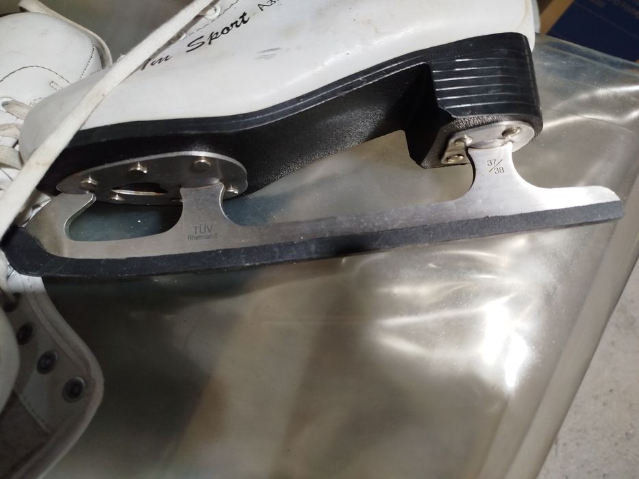 Продам коньки 37р