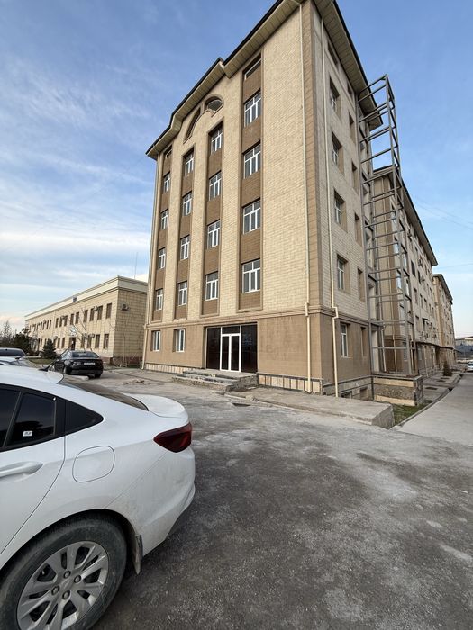 Жиззах шахрида, 102 олдида. Ижарага берилади 6-этажле бино