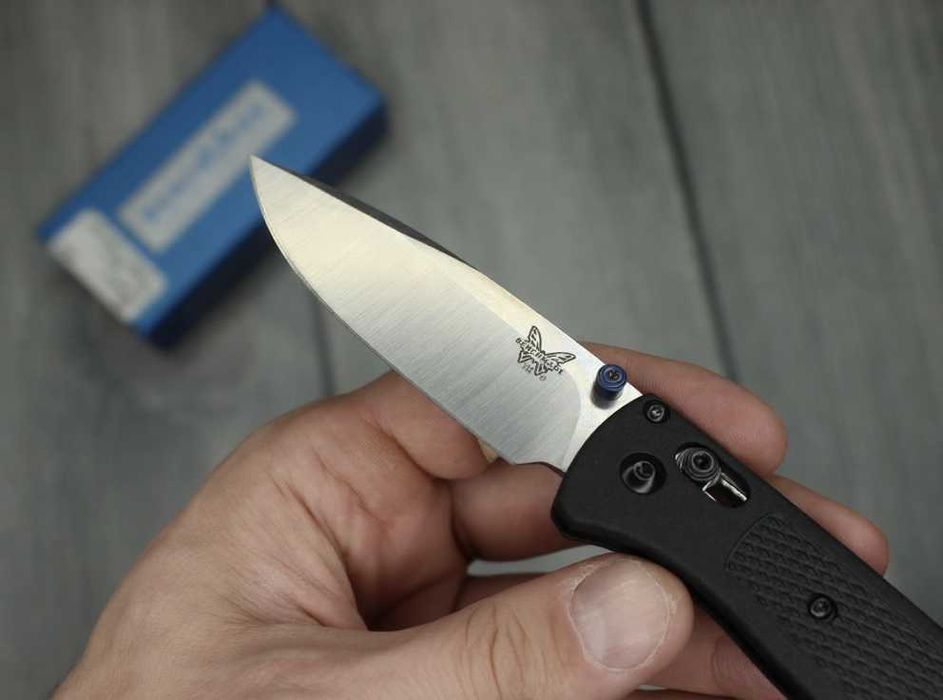 Cutit pliabil Briceag Benchmade Bugout 535, Rosu, Albastru sau Negru