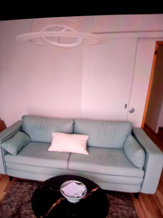 Vand canapea foarte puțin folosita cu lada de depozitare