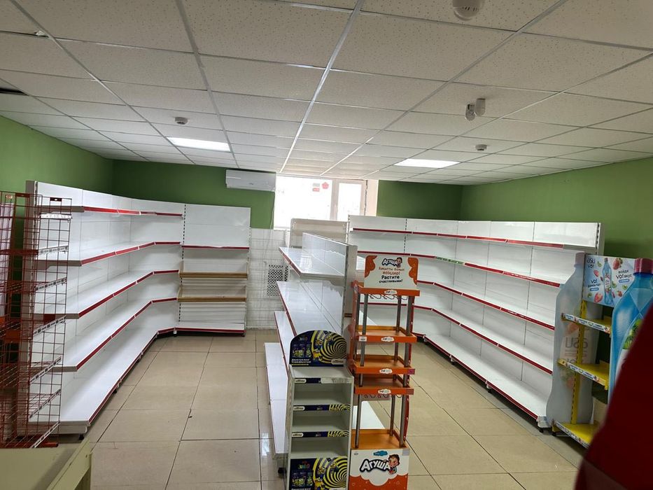 Стеллажи, холодильник, морозильник