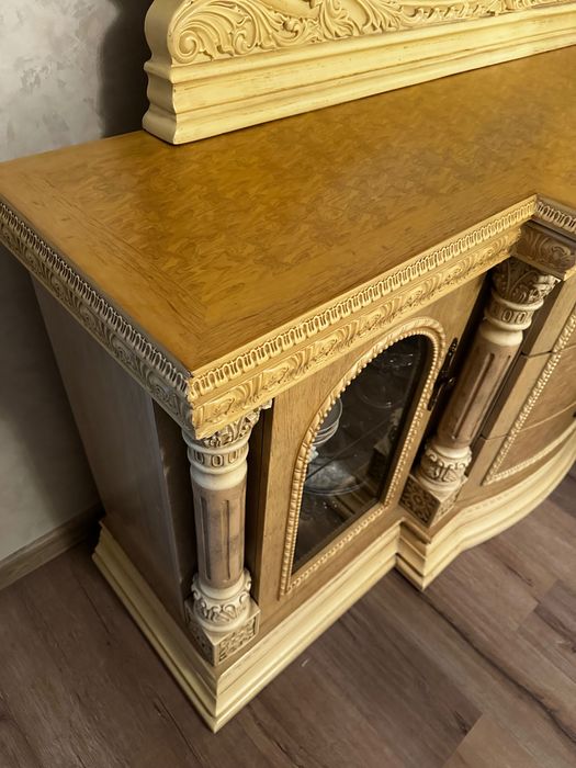 Комод для гостиной с зеркалом.