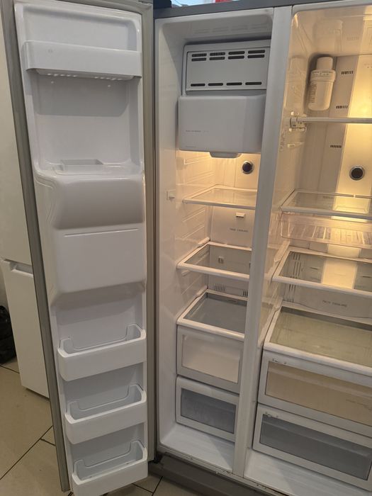 Холодильник Samsung
