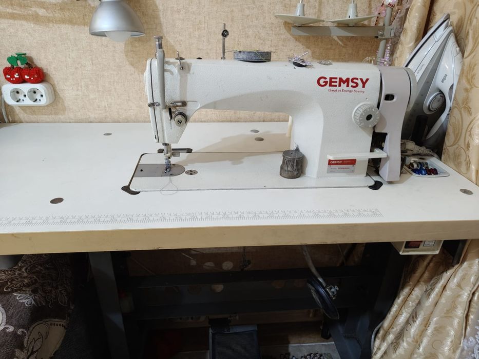 Продам швейную машинку