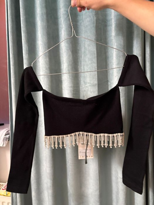 top negru cu pietre si maneci lungi