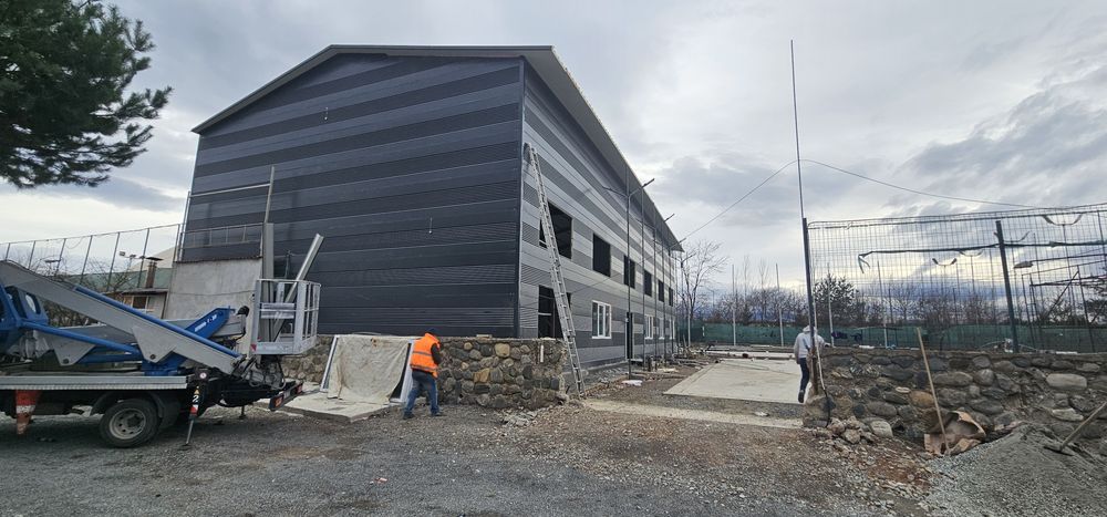 Vindem si distribuim o gama larga de hale sau structuri metalice noi n