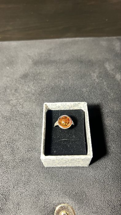 Inel de argint cu piatră de chihlimbar