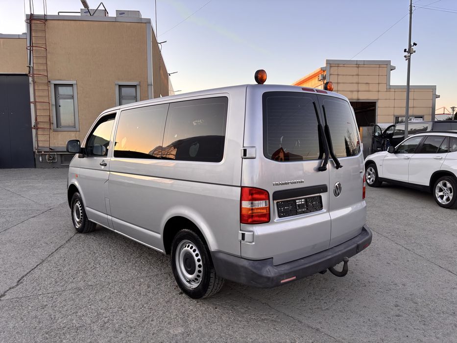 Vand vw transporter 1.9 TDI  8+1 locuri.