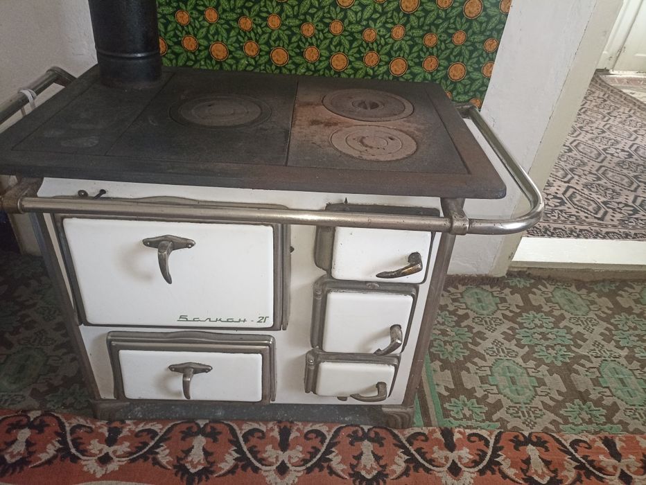 Печка за отопление и готвене на дърва
