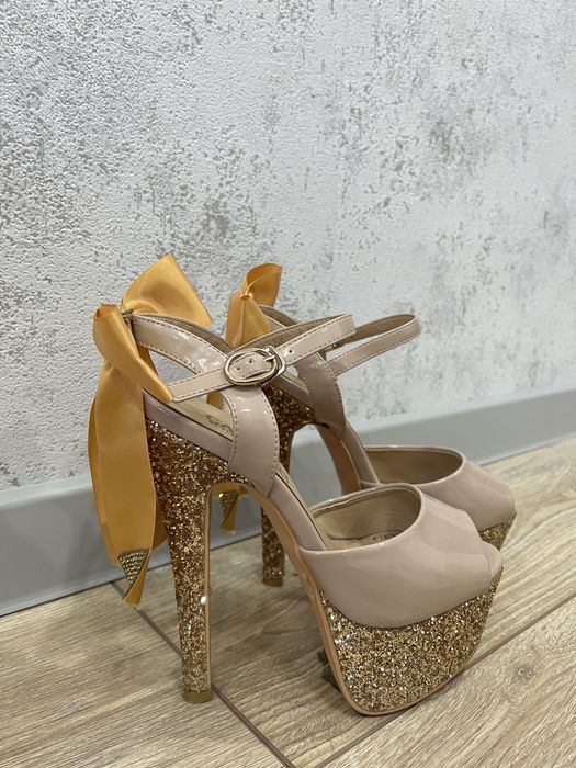 Босоножка бежевый