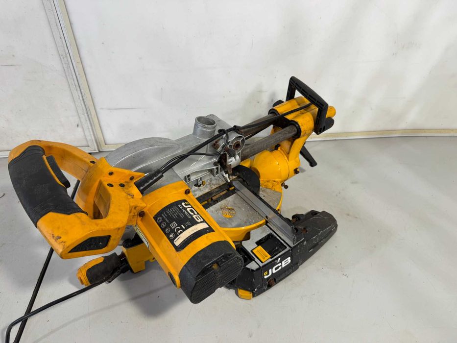 Циркуляр пендула - JCB 1500W / 210m