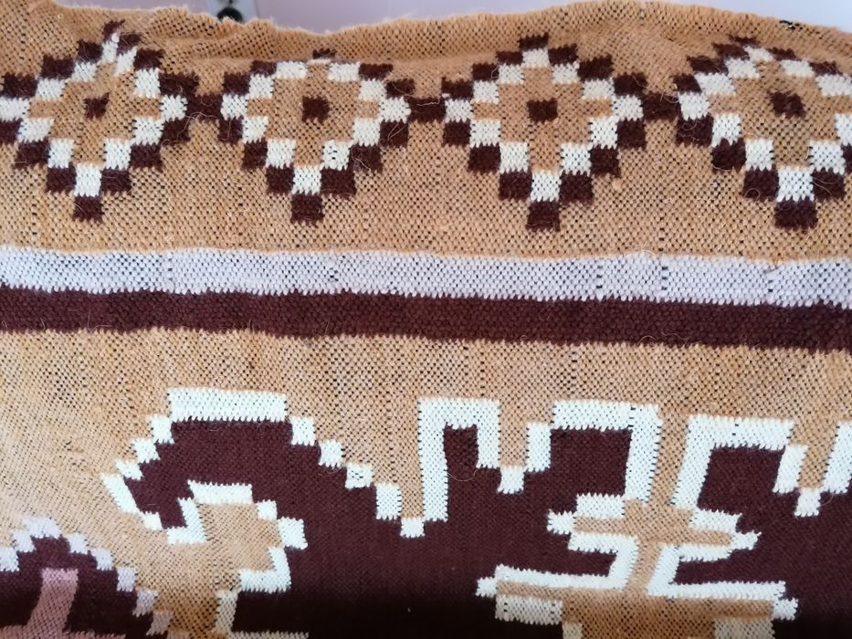 Cuvertura(țol) tradițională din Ardeal. Este din lana, tesut  in casa,