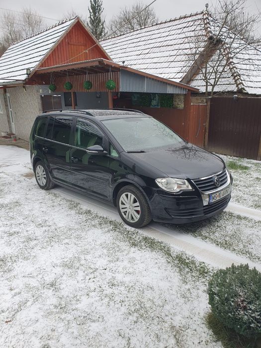 Vând Wolkzvagwn Touran  stare impecabila